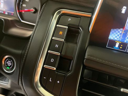 Used 2021 Chevrolet Tahoe Z71 w/ Luxury Package AWD/4WD image 31