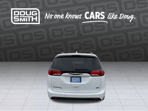 Used 2020 Chrysler Pacifica Touring-L w/ Advanced Safetytec Group image 4