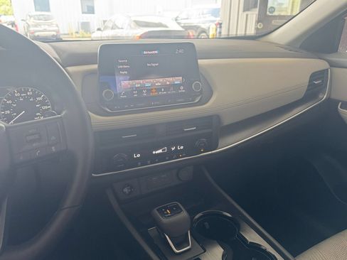 Used 2025 Nissan Rogue SV FWD image 17