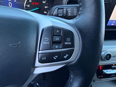 Used 2022 Ford Explorer XLT w/ Equipment Group 202A AWD/4WD image 19