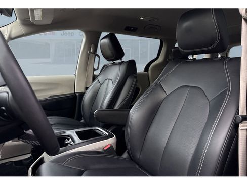 Used 2024 Chrysler Pacifica Touring-L image 12