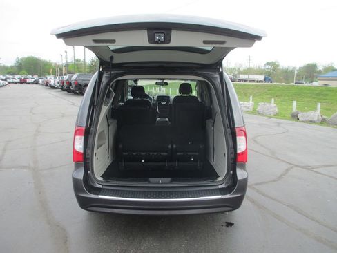 Used 2016 Chrysler Town & Country Touring image 8