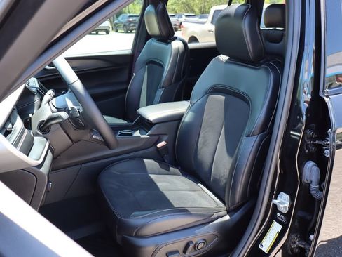Used 2024 Jeep Grand Cherokee Altitude AWD/4WD image 12