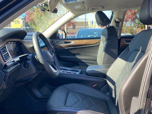 Certified 2024 Volkswagen Atlas SE image 9