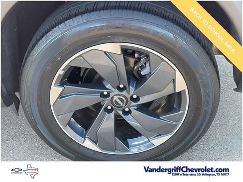 Used 2025 Nissan Rogue SV FWD image 3