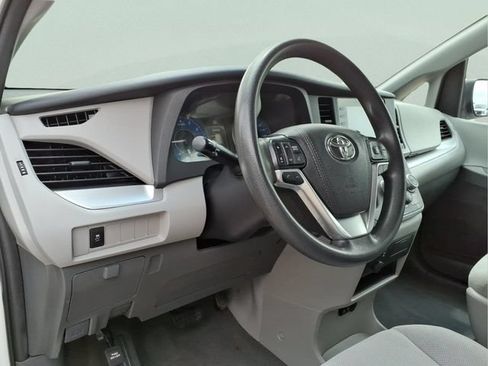 Used 2020 Toyota Sienna L FWD image 13
