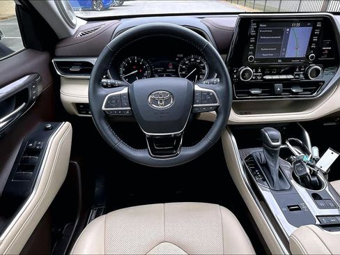 Used 2021 Toyota Highlander Limited image 6
