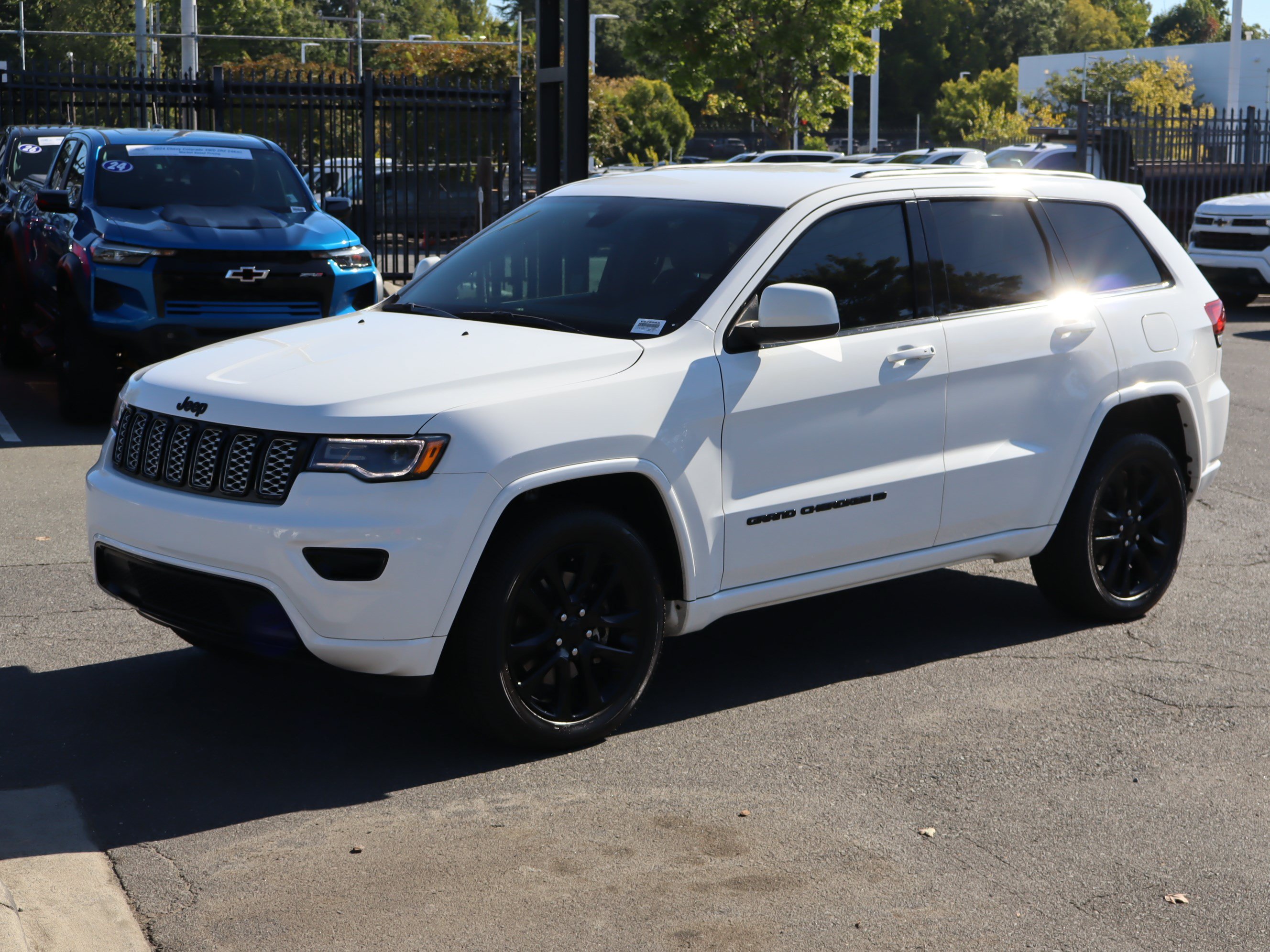 Used 2022 Jeep Grand Cherokee Laredo X AWD/4WD image 5