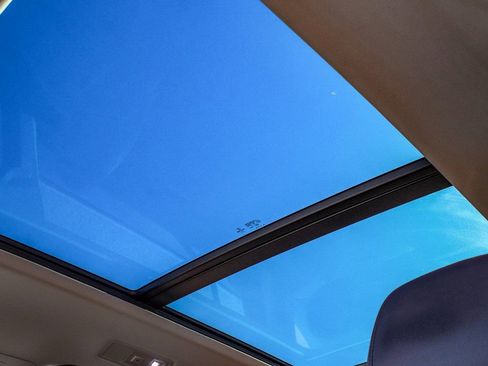 Used 2022 Volkswagen Tiguan SE w/ Panoramic Sunroof Package image 43