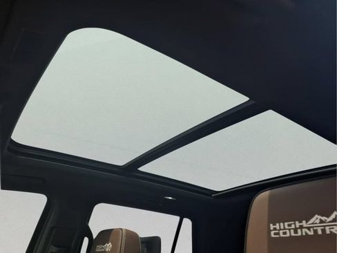 Used 2025 Chevrolet Tahoe High Country AWD/4WD image 19
