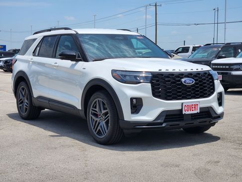 New 2026 Ford Explorer ST-Line w/ ST-Line Street Pack RWD image 2