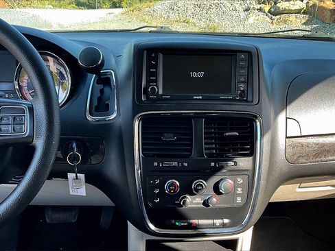 Used 2019 Dodge Grand Caravan SE w/ UConnect Hands-Free Group image 30