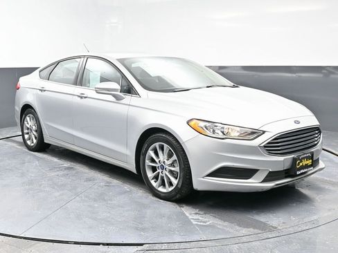 Used 2017 Ford Fusion SE w/ Fusion SE Technology Package image 3