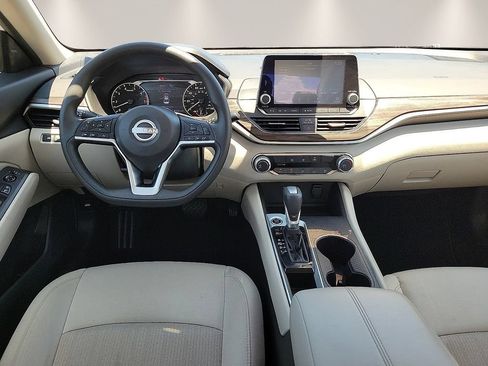 Used 2025 Nissan Altima 2.5 SV FWD image 9