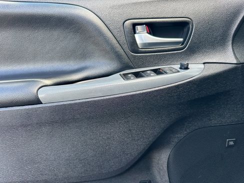 Used 2020 Toyota Sienna SE w/ SE Preferred Package image 11