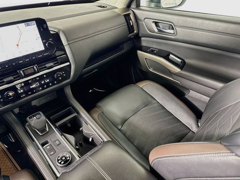 Used 2024 Nissan Pathfinder Platinum AWD/4WD image 31