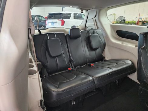 Used 2017 Chrysler Pacifica Touring-L FWD image 30
