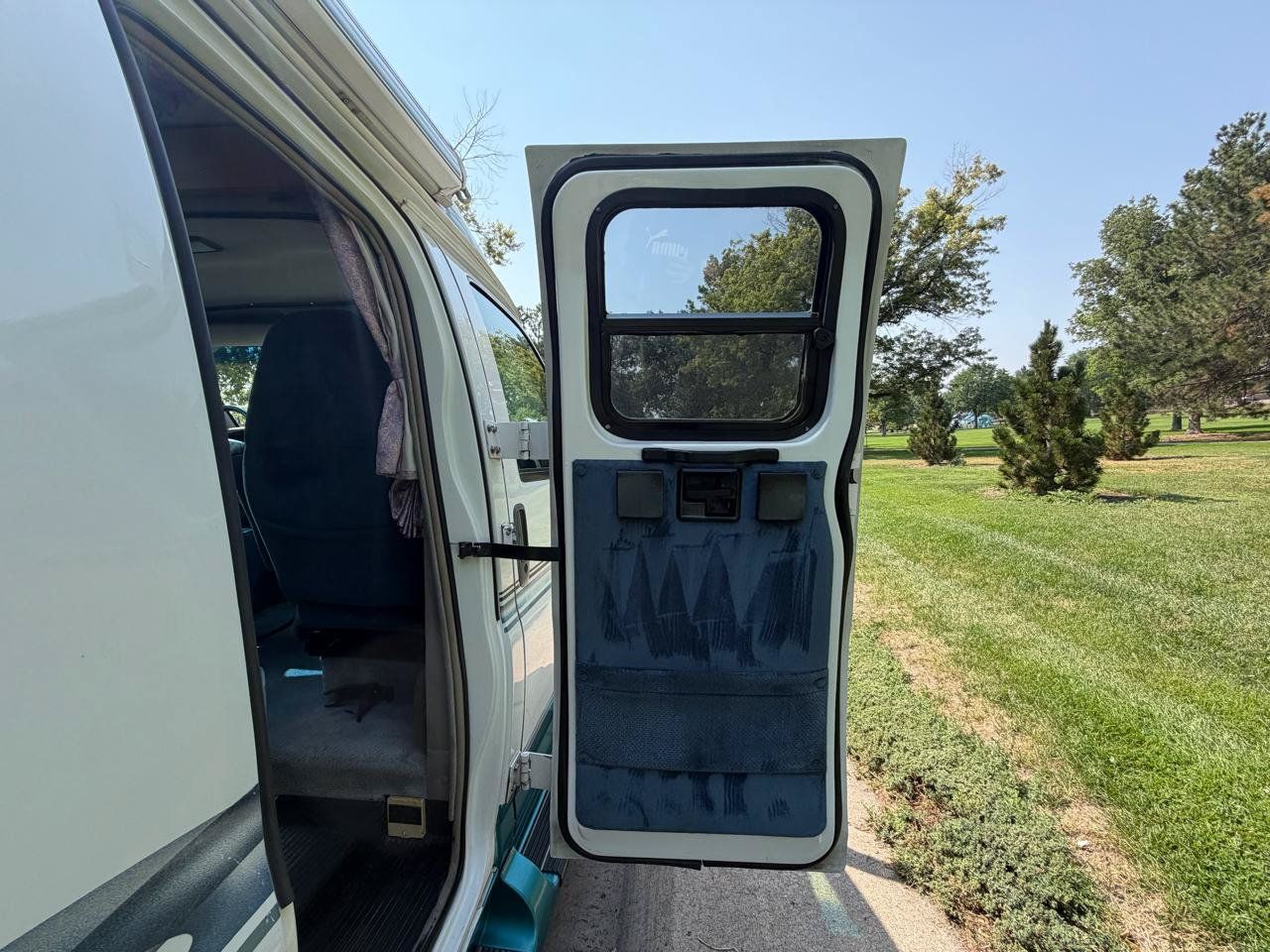 Used 2000 Chevrolet Express 3500 RWD image 15