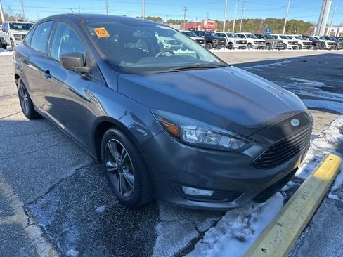 Used 2018 Ford Focus SE w/ SE Appearance Package image 8