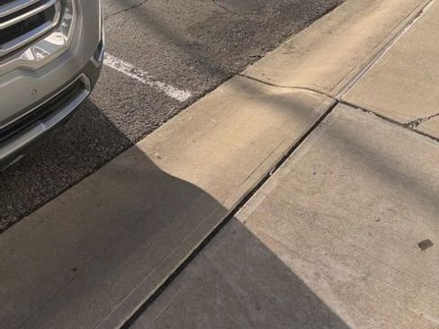 Used 2023 GMC Acadia SLT w/ Technology Package image 19