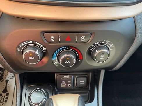 Used 2018 Jeep Cherokee Latitude AWD/4WD image 15