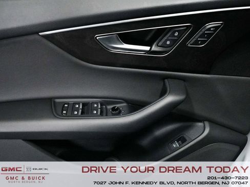 Used 2023 Audi Q8 Premium image 12