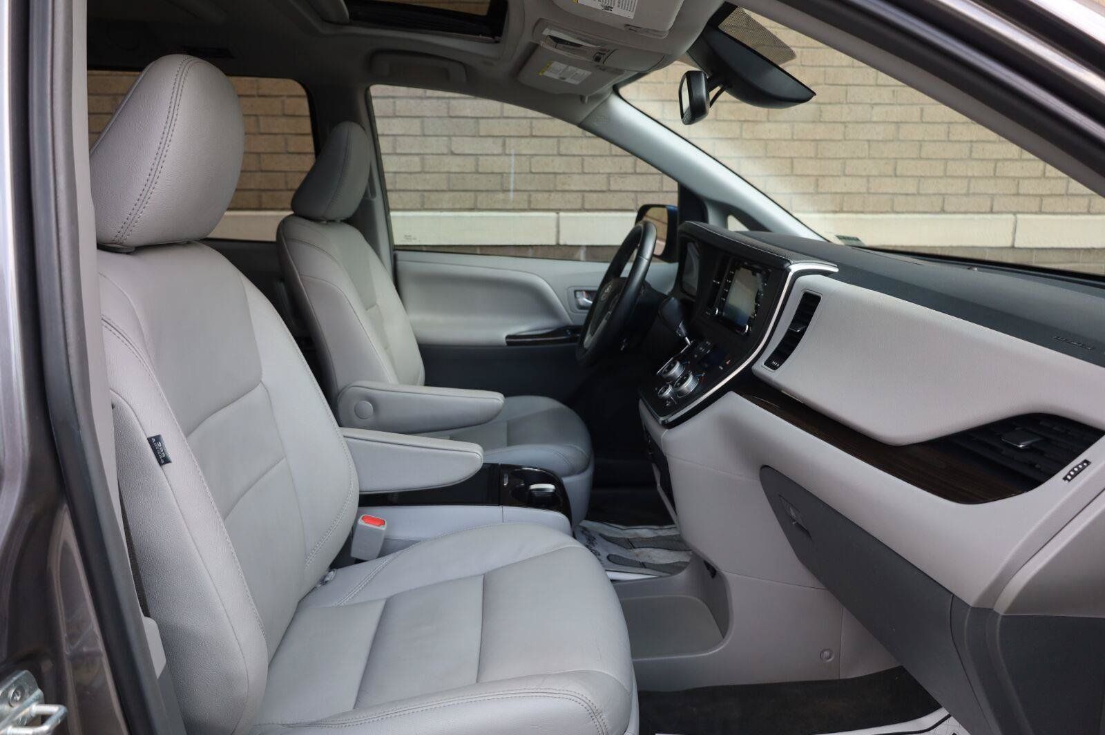 Used 2019 Toyota Sienna XLE Premium FWD image 22