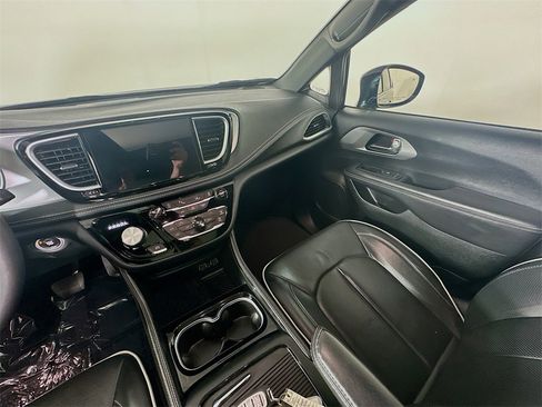 Used 2025 Chrysler Pacifica Limited image 11