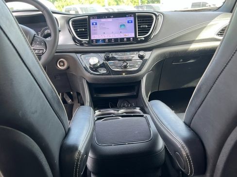 Used 2025 Chrysler Pacifica Limited FWD image 5