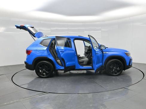 Used 2023 Volkswagen Taos SE w/ Panoramic Sunroof Package FWD image 3