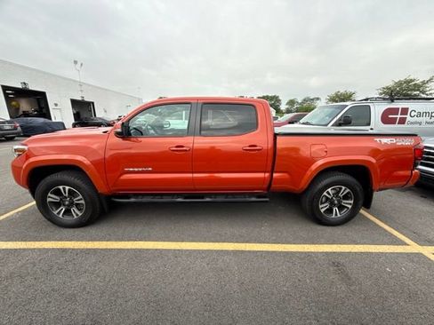 Used 2018 Toyota Tacoma TRD Sport w/ Technology Package AWD/4WD image 3