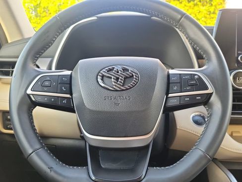Used 2025 Toyota Highlander XLE AWD/4WD image 14