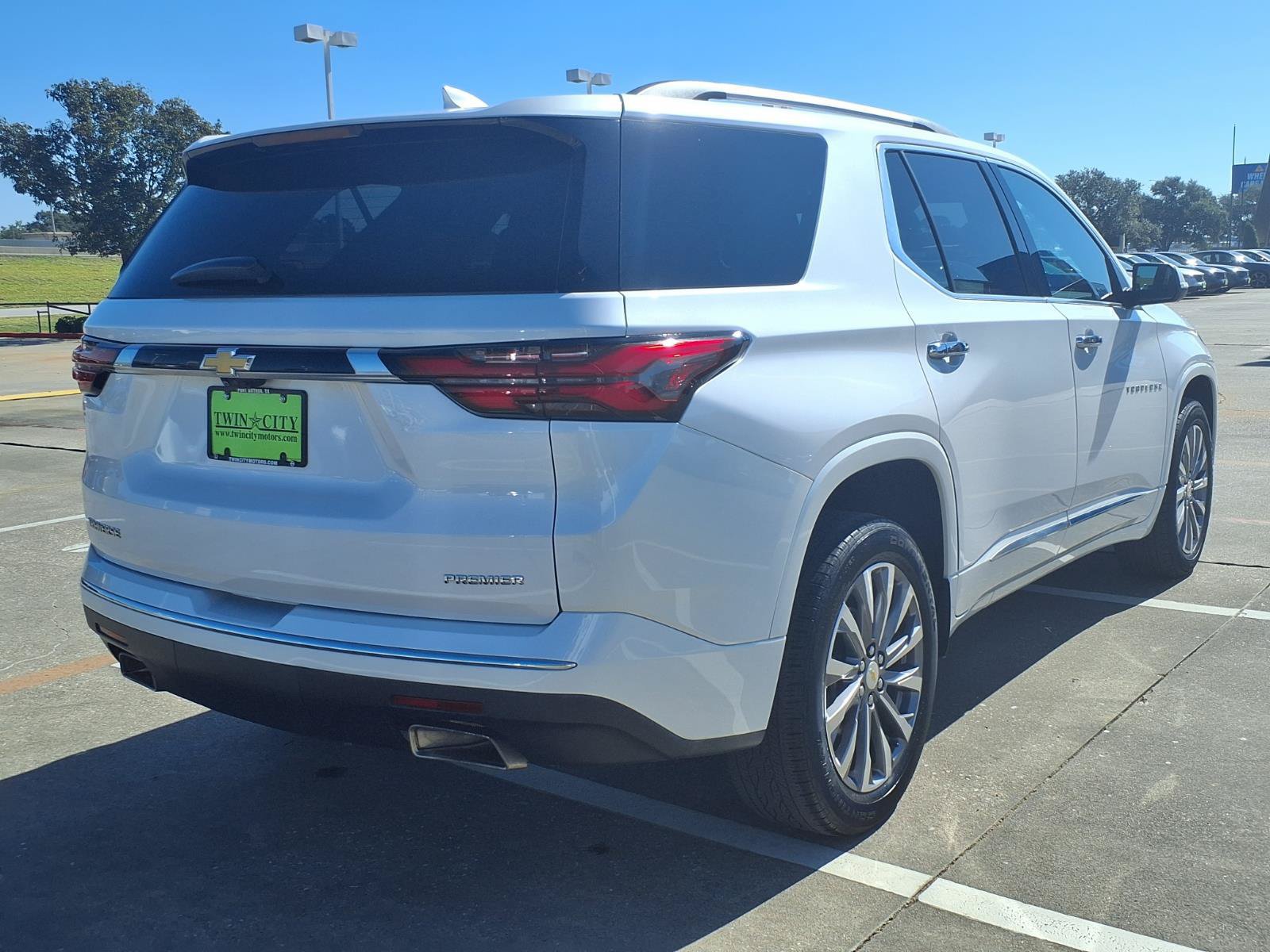 Used 2023 Chevrolet Traverse Premier FWD image 4