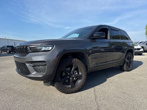 Used 2025 Jeep Grand Cherokee Altitude AWD/4WD image 1