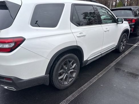 Used 2024 Honda Pilot Touring image 11