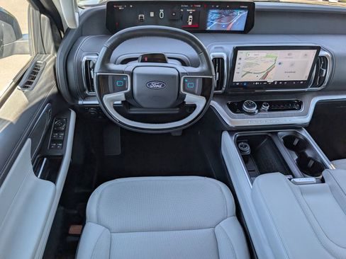 Used 2025 Ford Expedition Platinum w/ Platinum Ultimate Package AWD/4WD image 18