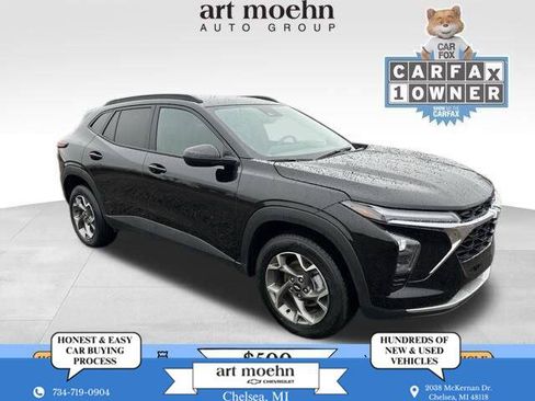 Used 2025 Chevrolet Trax LT FWD image 1