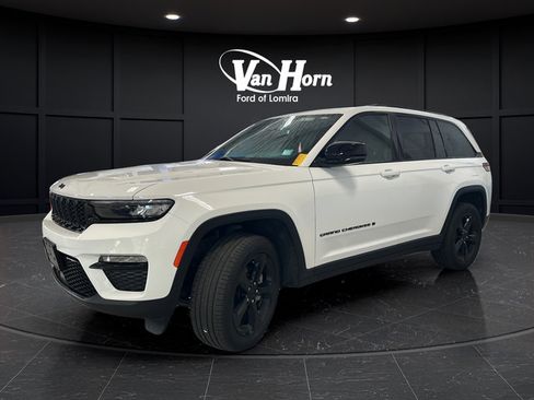 Used 2025 Jeep Grand Cherokee Limited w/ Black Appearance Package AWD/4WD image 3