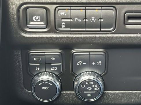 Used 2024 GMC Yukon XL SLT image 25