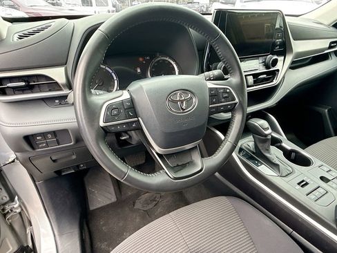 Used 2024 Toyota Highlander LE image 12