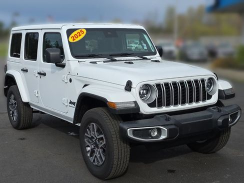 Used 2025 Jeep Wrangler Unlimited Sahara AWD/4WD image 9