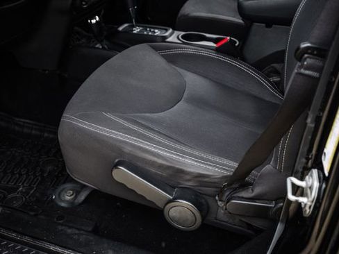 Used 2016 Jeep Wrangler Unlimited Sahara w/ Connectivity Group AWD/4WD image 60