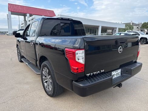 Used 2018 Nissan Titan SL image 9