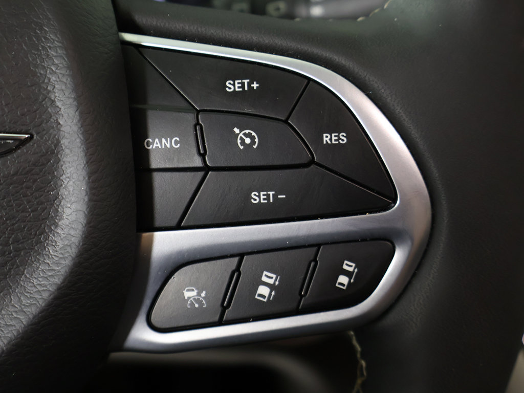 Used 2023 Chrysler Pacifica Touring-L FWD image 42