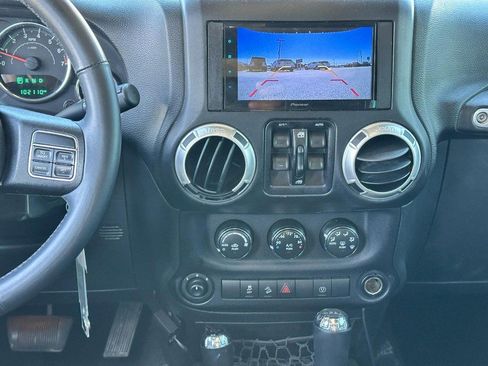 Used 2016 Jeep Wrangler Unlimited Sahara w/ Connectivity Group AWD/4WD image 13