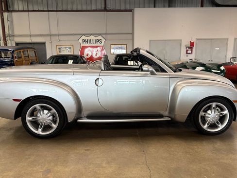 Used 2004 Chevrolet SSR w/ Preferred Equipment Group image 46