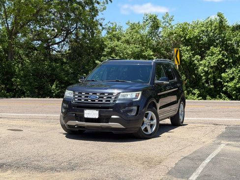Used 2017 Ford Explorer XLT w/ Equipment Group 202A AWD/4WD image 1