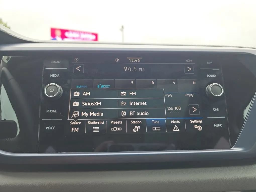 Used 2023 Volkswagen Taos SE w/ Panoramic Sunroof Package FWD image 27