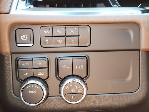 Used 2025 Chevrolet Suburban High Country image 34