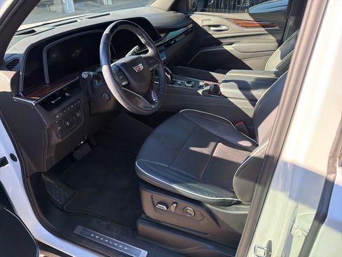 Used 2024 Cadillac Escalade Premium Luxury w/ Performance Package image 7